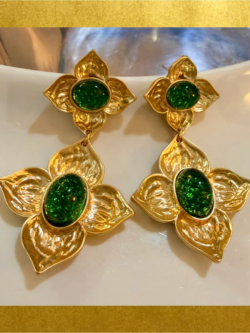 KJL GOLD FLORAL DANGLE DROP EARRINGS/ GREEN GLASS CABOCHON- CLIP ON - Picture 4 of 14
